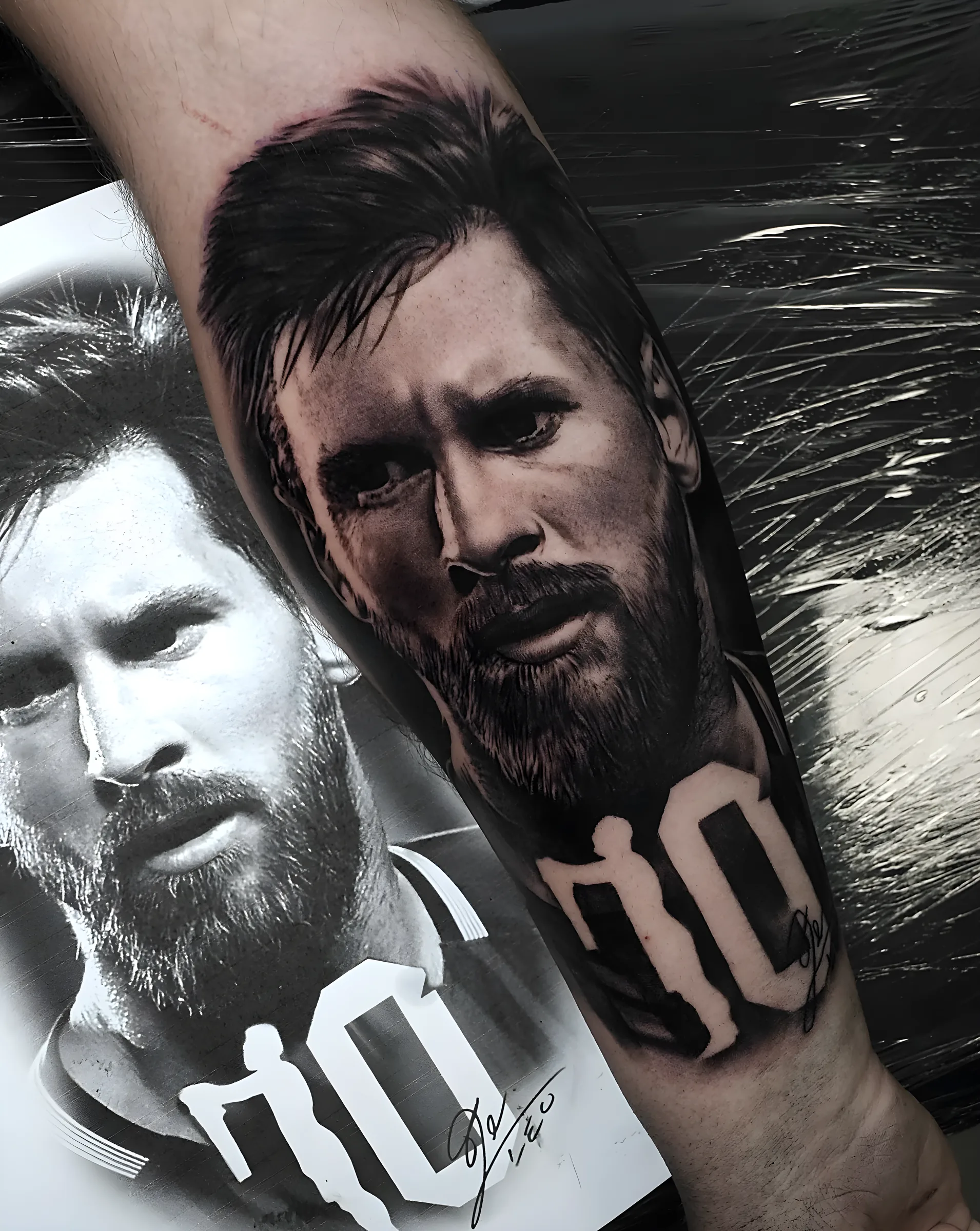 Black and grey portrait of Lionel Messi wearing the number 10, next to the reference photo