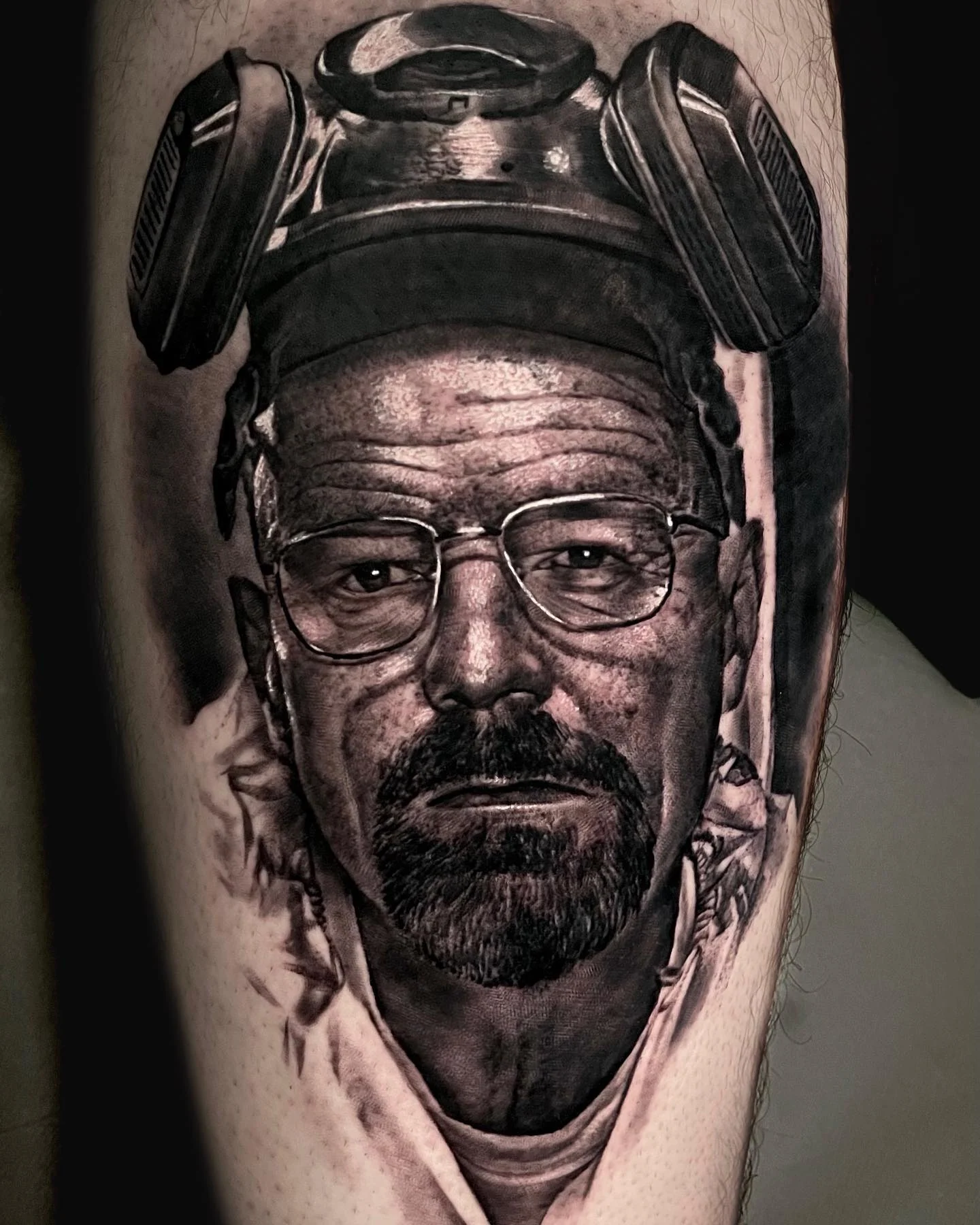 Black and grey portrait of Walter White in a gas mask on the thigh